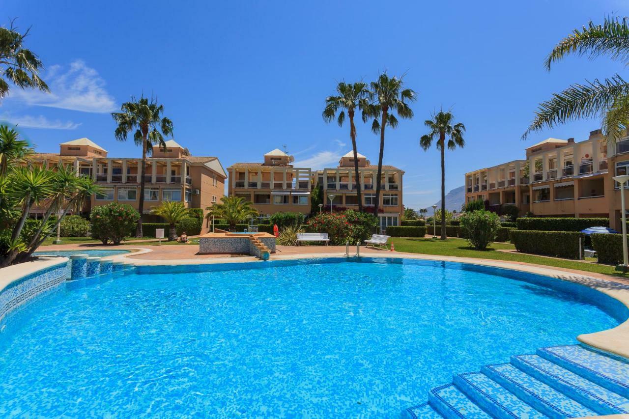 Playa Con Piscina Y Terraza En Urbanizacion De Lujo